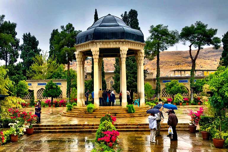عکس قبر حافظ شیرازی در شیراز
