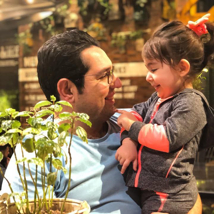 عکس محمدرضا احمدی و دخترش