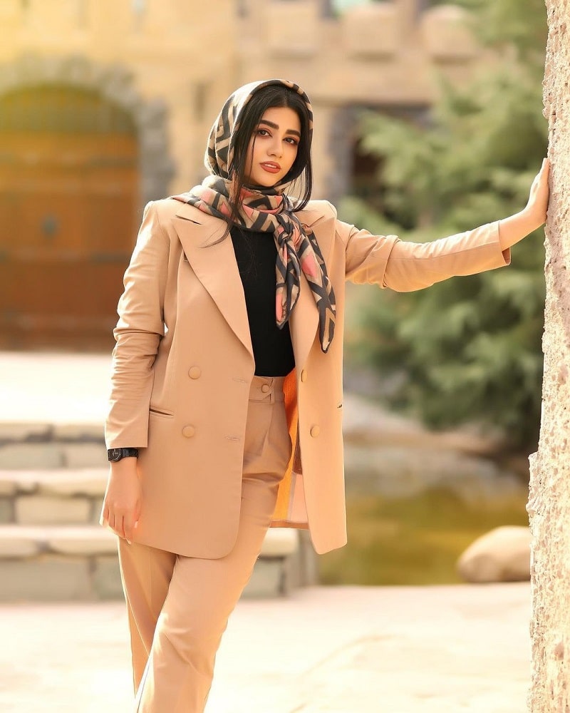 سرنا امینی والپیپر